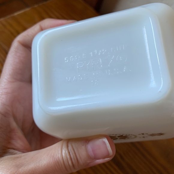 Vintage Pyrex Golden Snowflake Refrigerator Dish (1 1/2 Cup) - Picture 6 of 6